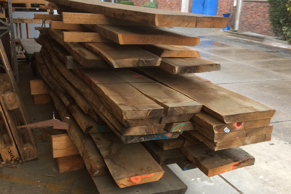 Abb. Holzstapel / Werkstatt