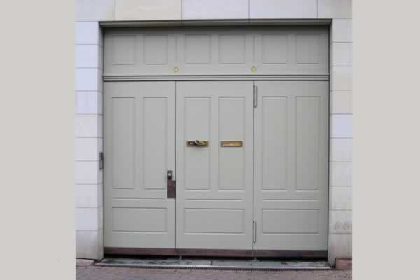 Abb. Denkmalschutz - Hoftor in sibierischer Lärche, lackiert
