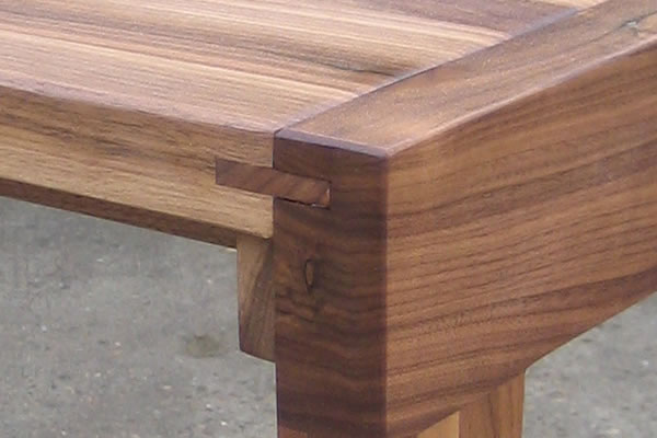 Abb. Tisch in Nussbaum - Detail